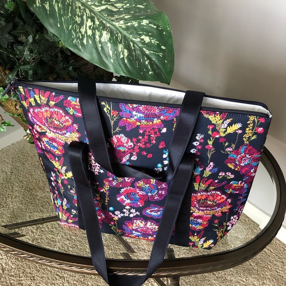 Vera Bradley Handbags - 🆕Vera Bradley Insulated Tote.